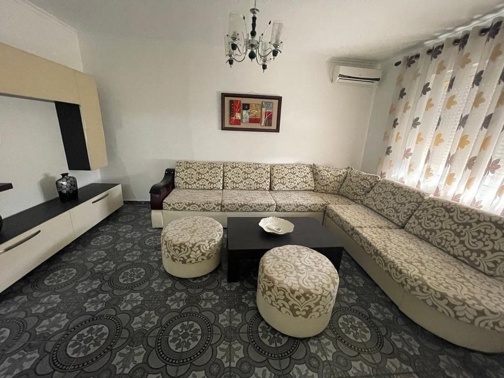 Jepet ne shitje apartament 1+1 ne Kombinat 2
