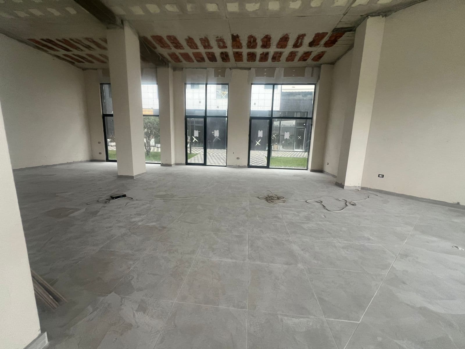 Jepet me qera ambient biznesi tek Liqeni i Thate/2800 euro 1