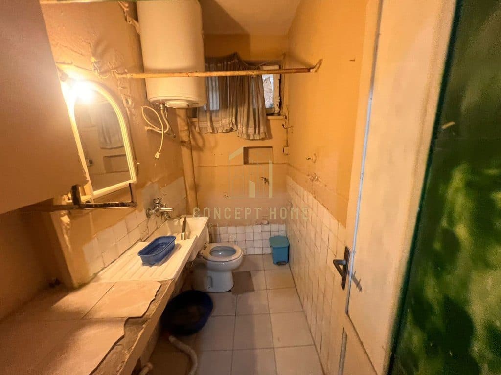 Shitet Apartament 1+1 tek 21 Dhjetori 4