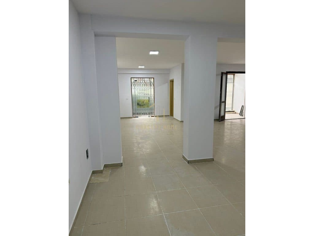 Jepet Ambient me qera Mbas Kopshtit Botanik Siperfaqja: 90 m2 Kati: 0 Organizimi: - Ambient open space - Tualet 2
