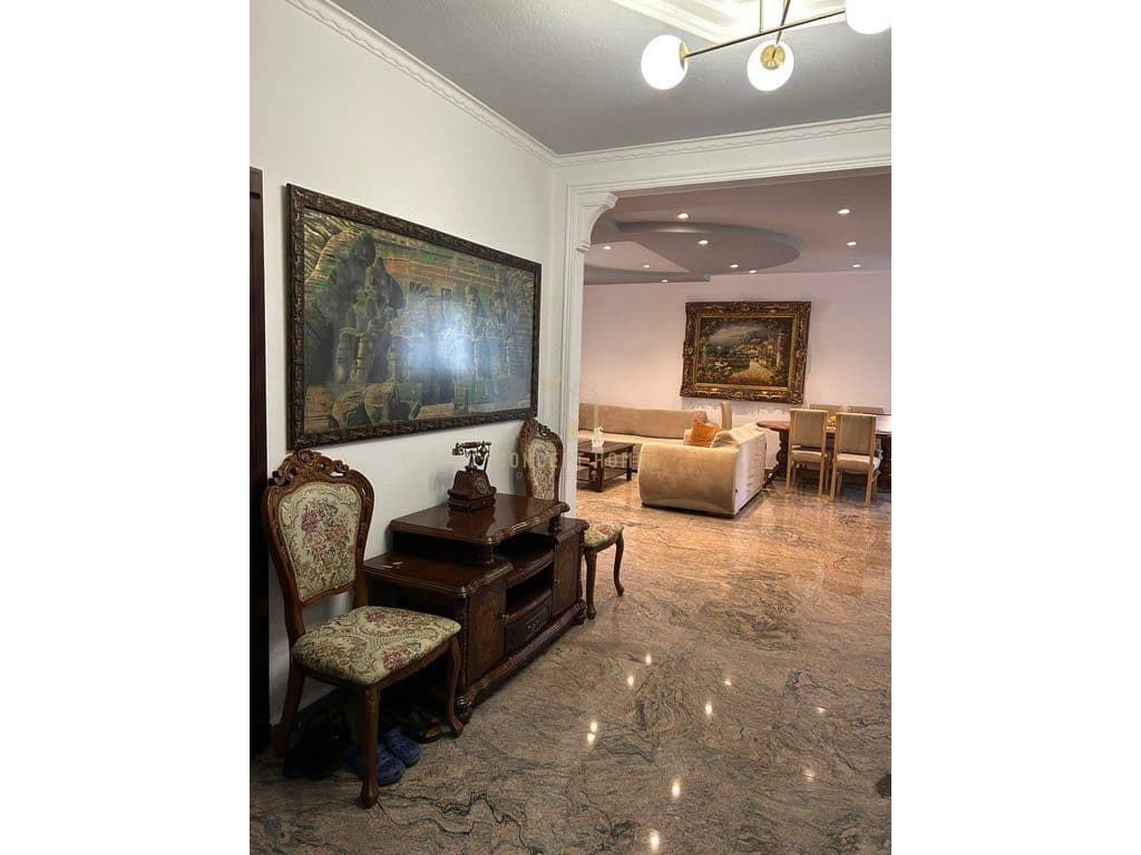 Jepet me qera apartament 2+1 tek Bulevardi Zogu 1 2