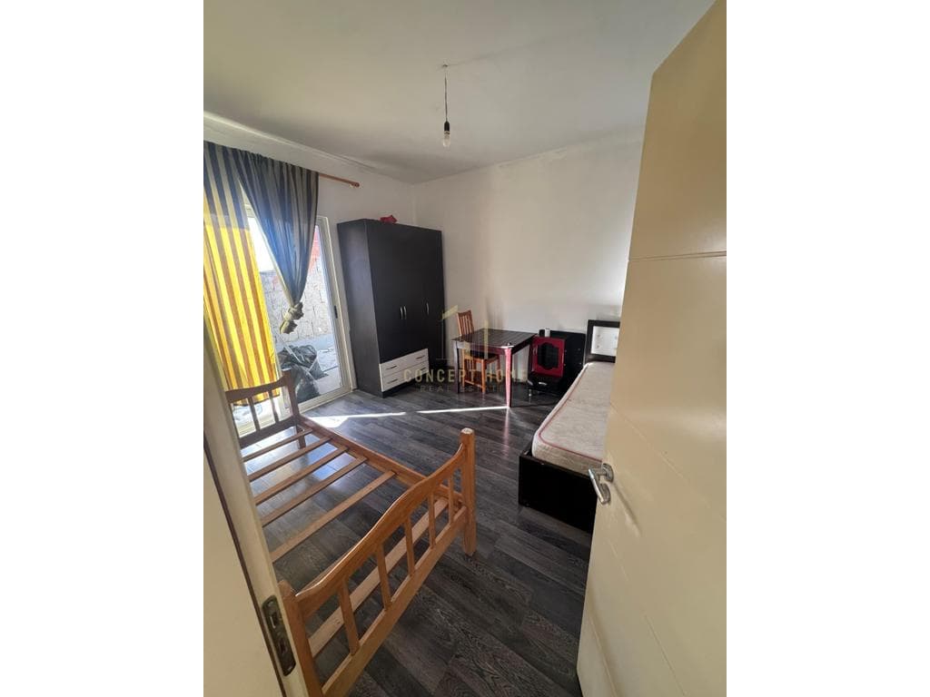 Jepet me qera Shtepi Private 2+1 ne Astir Kati: 3 banim Siperfaqe: 80 m2 3
