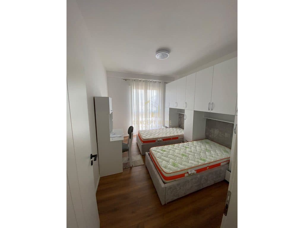 Jepet me qera apartament 2+1+2+ Post parkimi ne Kamez 2