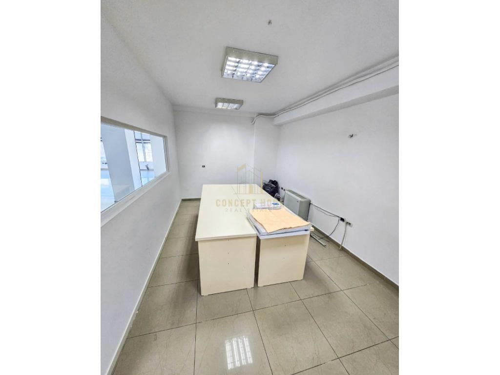 Jepet me qera ambient komercial me sipërfaqe totale 300 m² te rruga e Dibres. 4