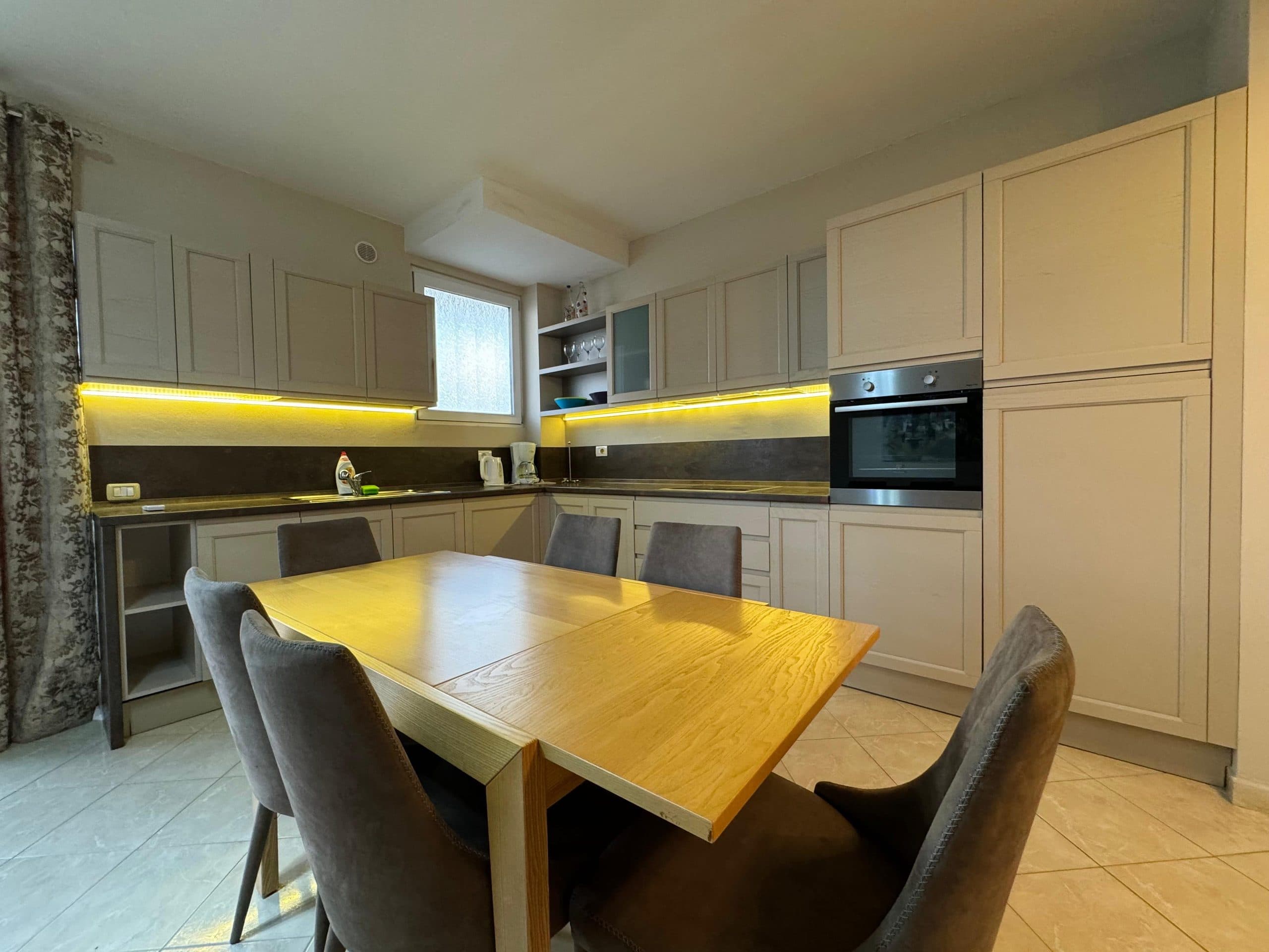 Shitet Apartament 2+1 Ne Vlore 3