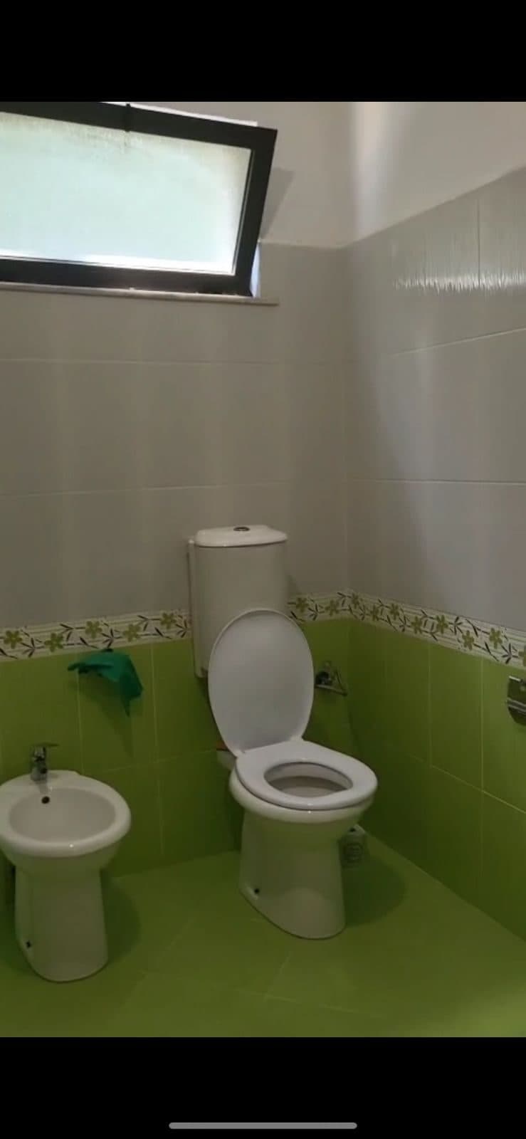 Jepet me qera Apartament 2+1: Tek Vilat Amerikane, Rruga 3 Vëllezërit Kondi. 2