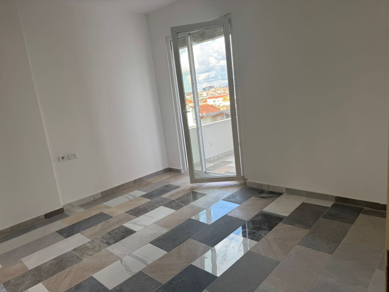 Shitet apartament 2+1+2 tek casa italia 4