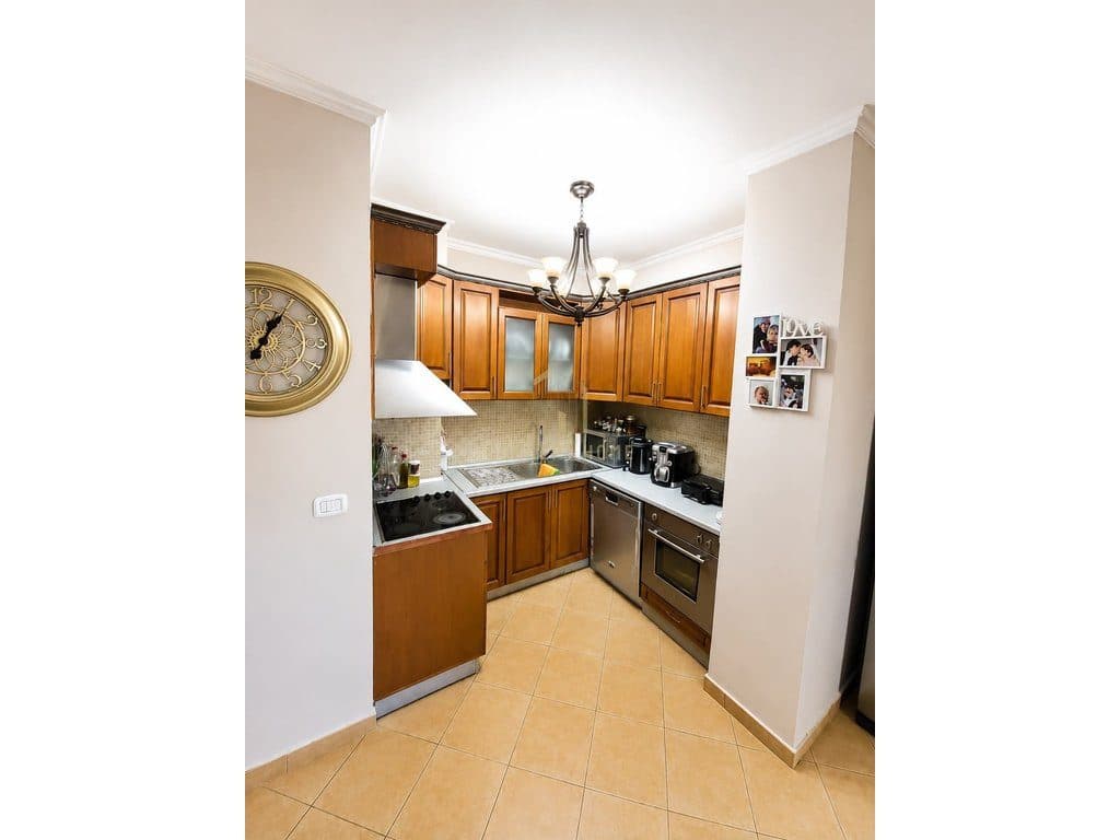 Jepet me qera apartament 2+1 prane 3