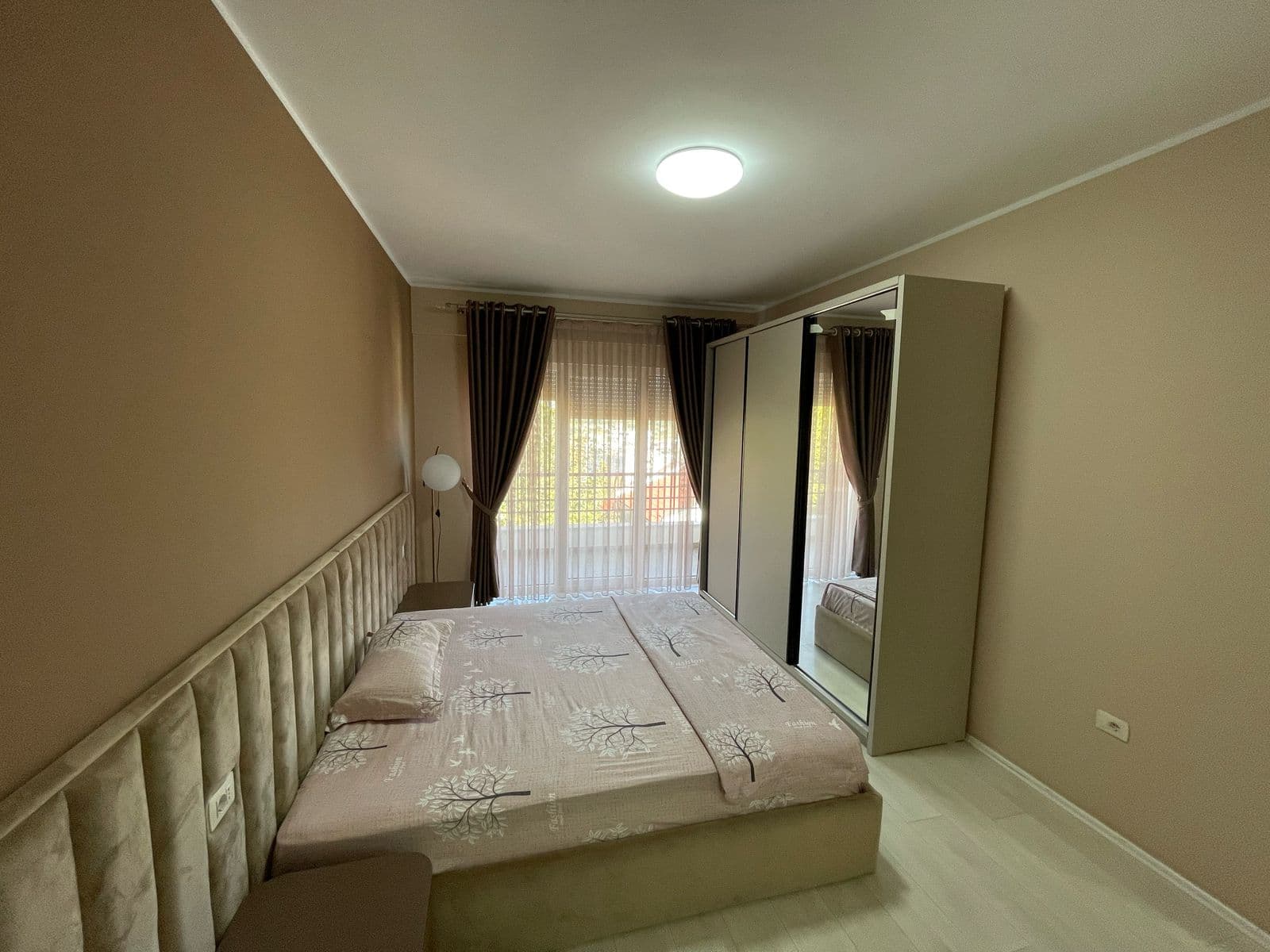 Jepet me qera apartament 3+1+2 tek Liqeni i Thate 3