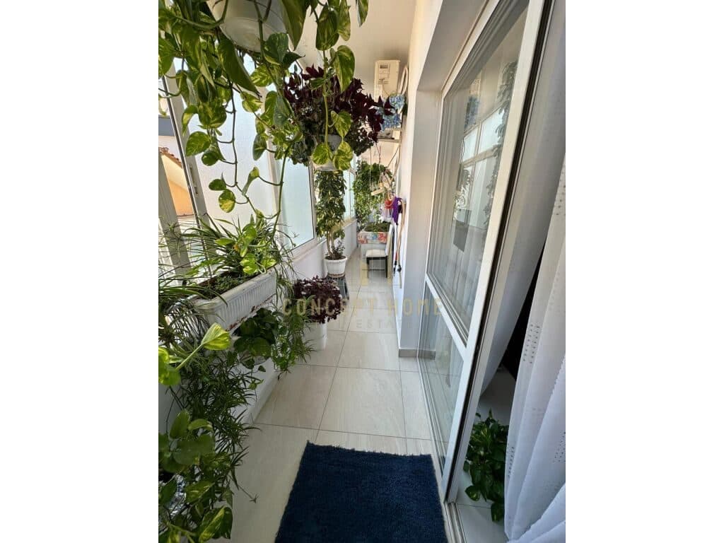 Jepet me qera apartament 3+1 tek Komuna e Parisit 2