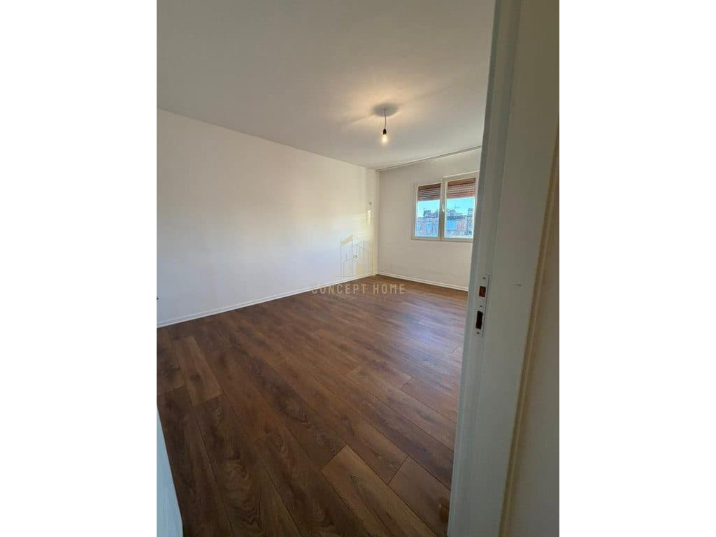 Shitet apartament 1+1 tek Pediatria 3