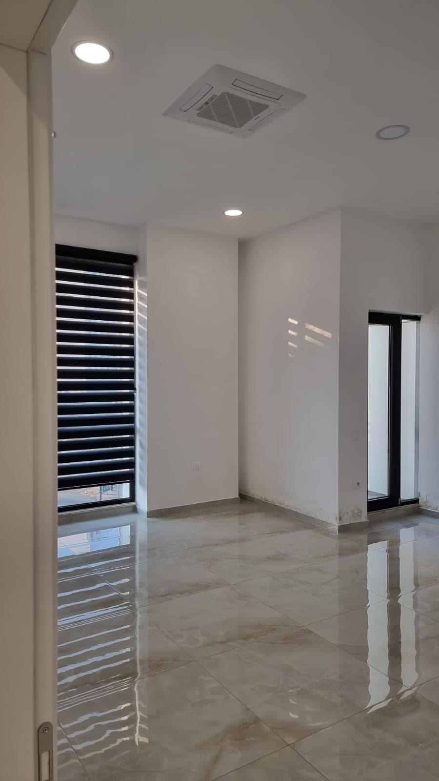 Ambient Biznesi Me Qira në Rruga e Dibrës, Tiranë - 2550€ | 227 m² 2