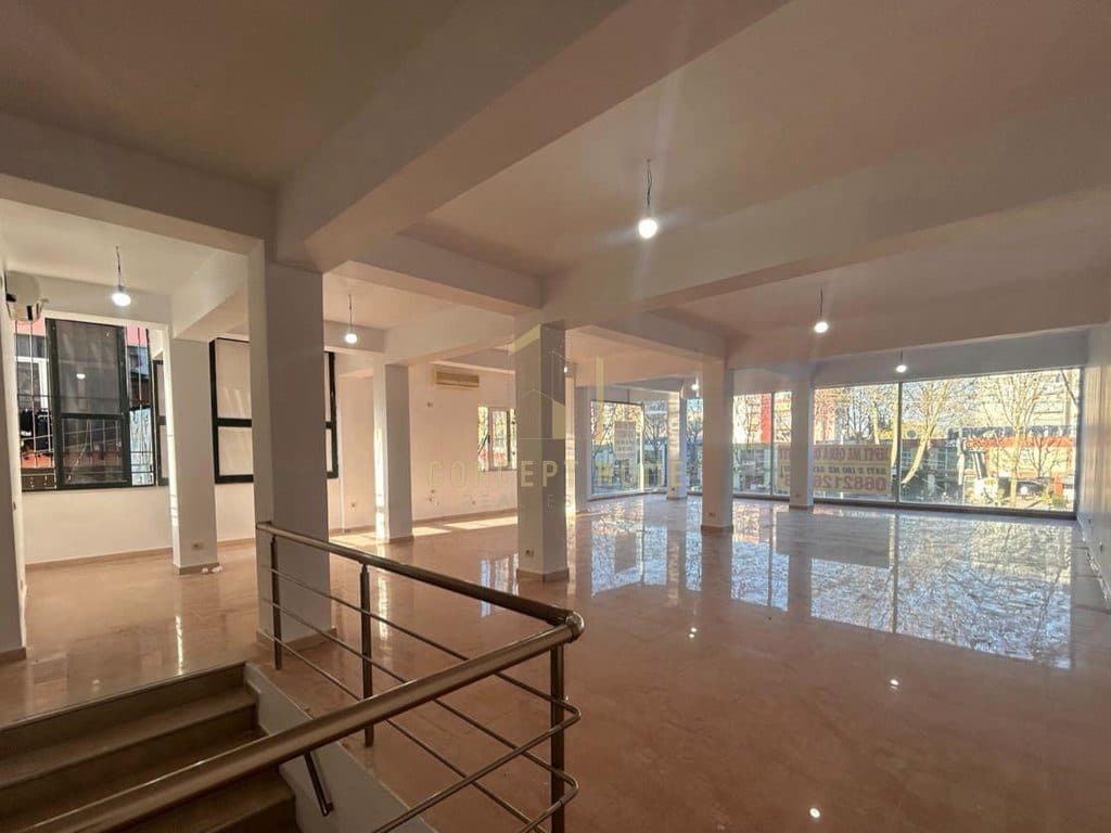 Shitet Hapësirë Biznesi Buzë Rrugës Dritan Hoxha/552,000 € 3