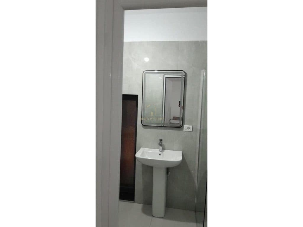 Jepet me qera apartament 2+1 Ne Kombinat/Cmimi: 350 Euro
