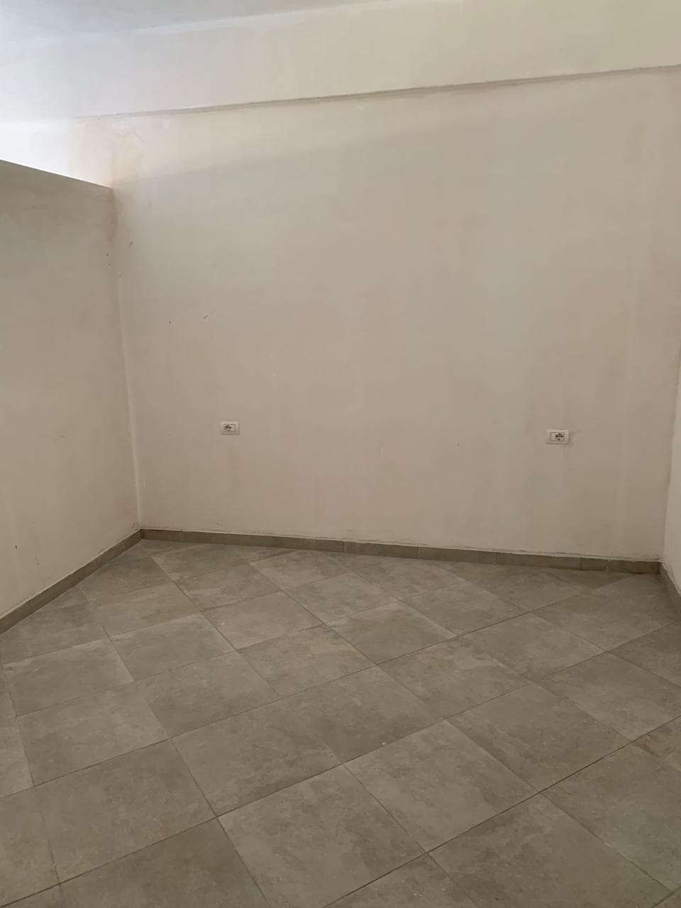 Shitet apartament 2+1 Tek Xhamlliku