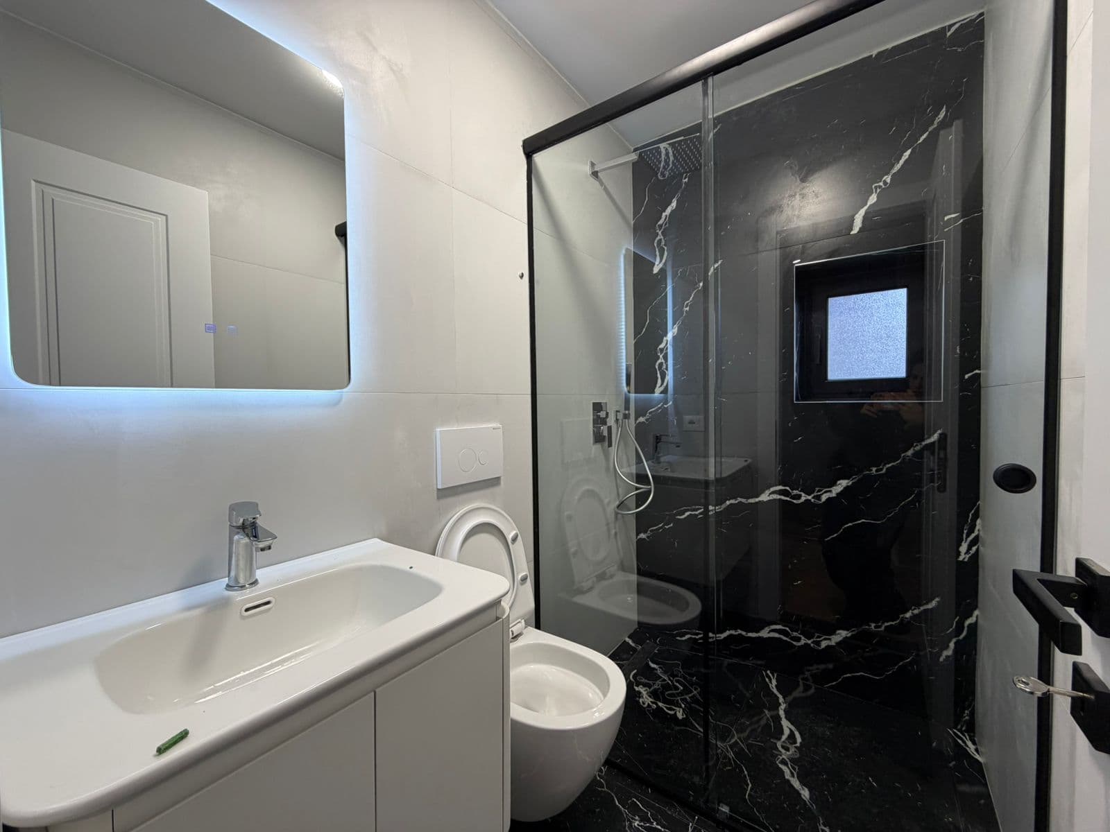 Shitet apartament 1+1 tek Kryqezimi i 21. 2