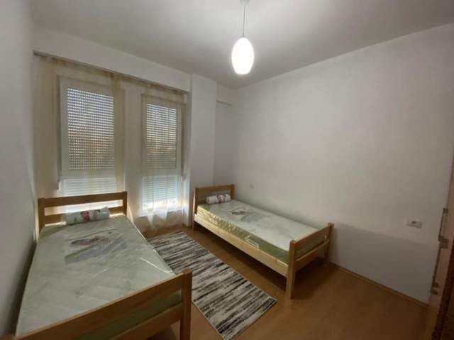 Jepet me qera apartament 3+1 ne Rrugen 5 Maj 3