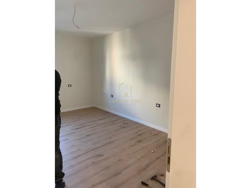 Jepet me qera apartament 3+1+3 tek Kristal Center
