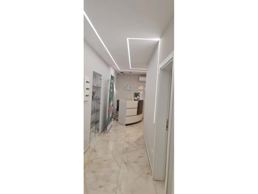 Dyqan për Qira në Rruga Fortuzi, Tiranë - 1700€ | 70 m² 3