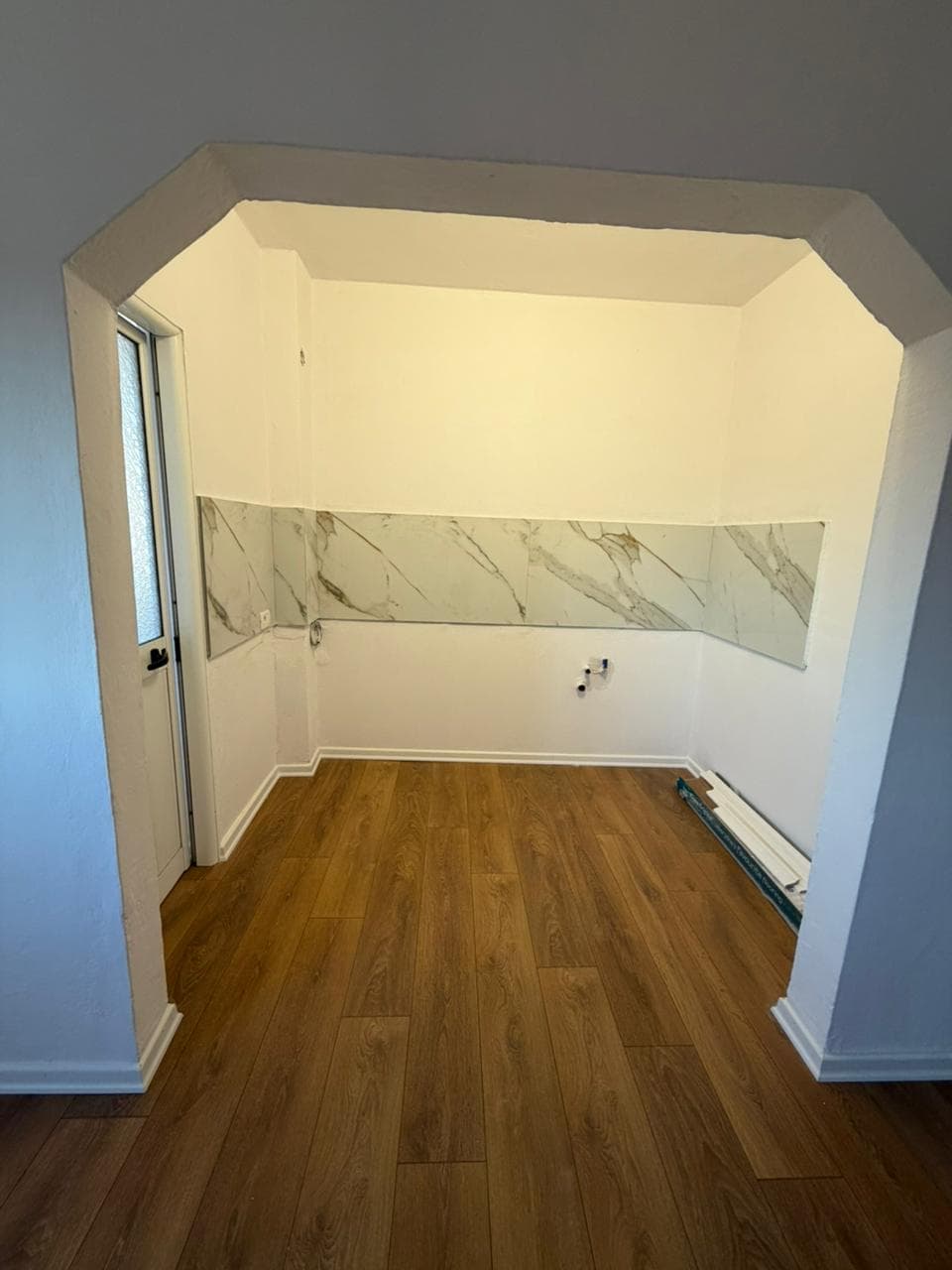 Shitet apartament 1+1 tek Pediatria 2