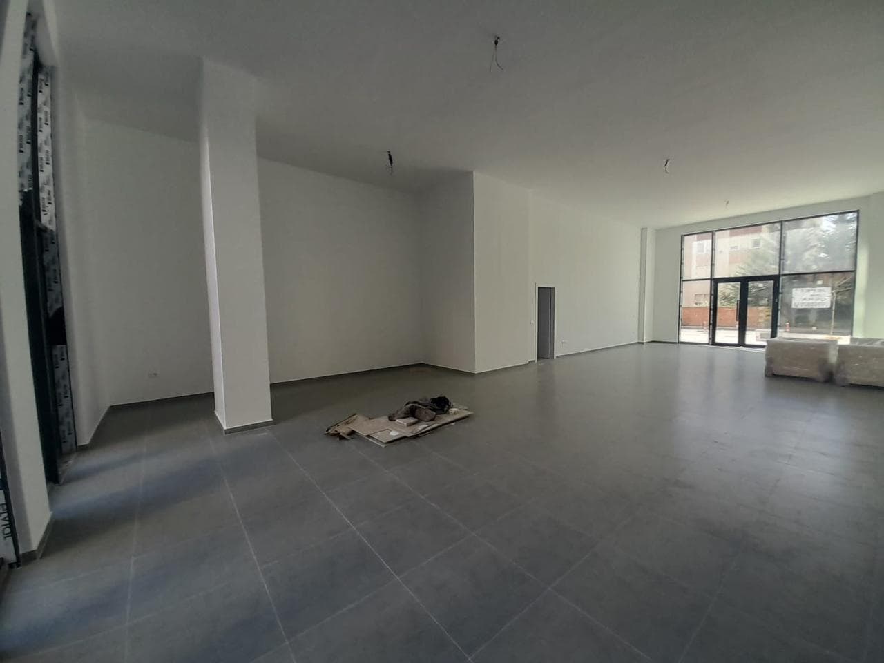 Pronë Komerciale Me Qira në Oxhaku, Tiranë - 2000€ | 131 m² 2