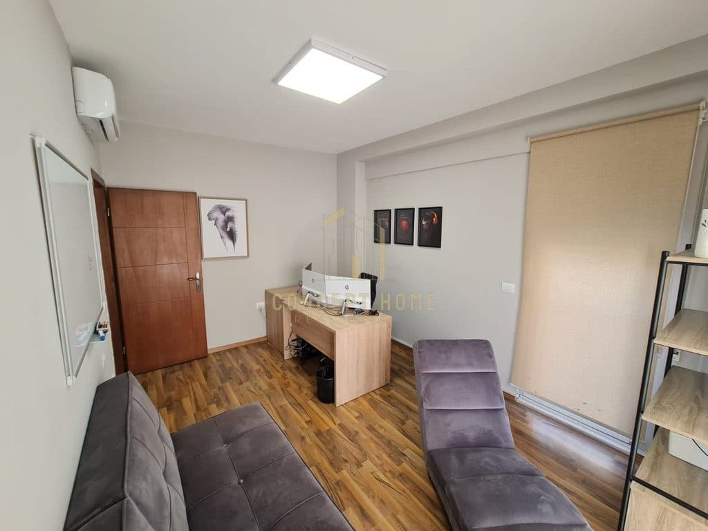 Jepet me qera apartament 4+1 per zyra, tek 21 Dhjetori 2