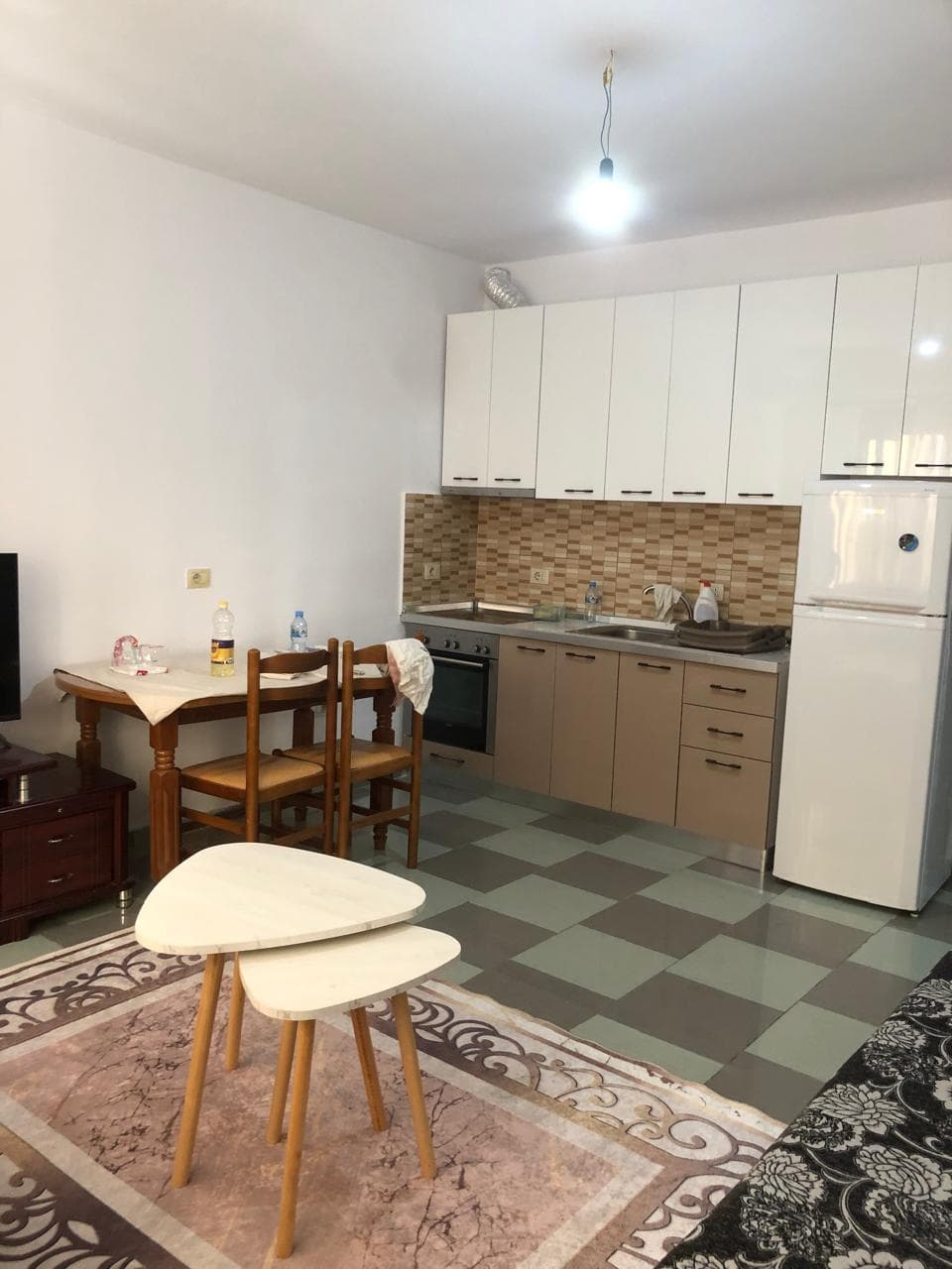 Jepet me qera apartament 1+1 TE Rruga Elbasanit