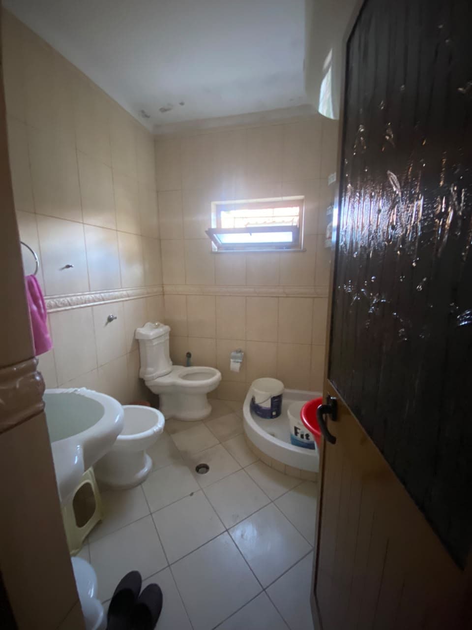 Shitet Shtepi Private Prane ures Institutit