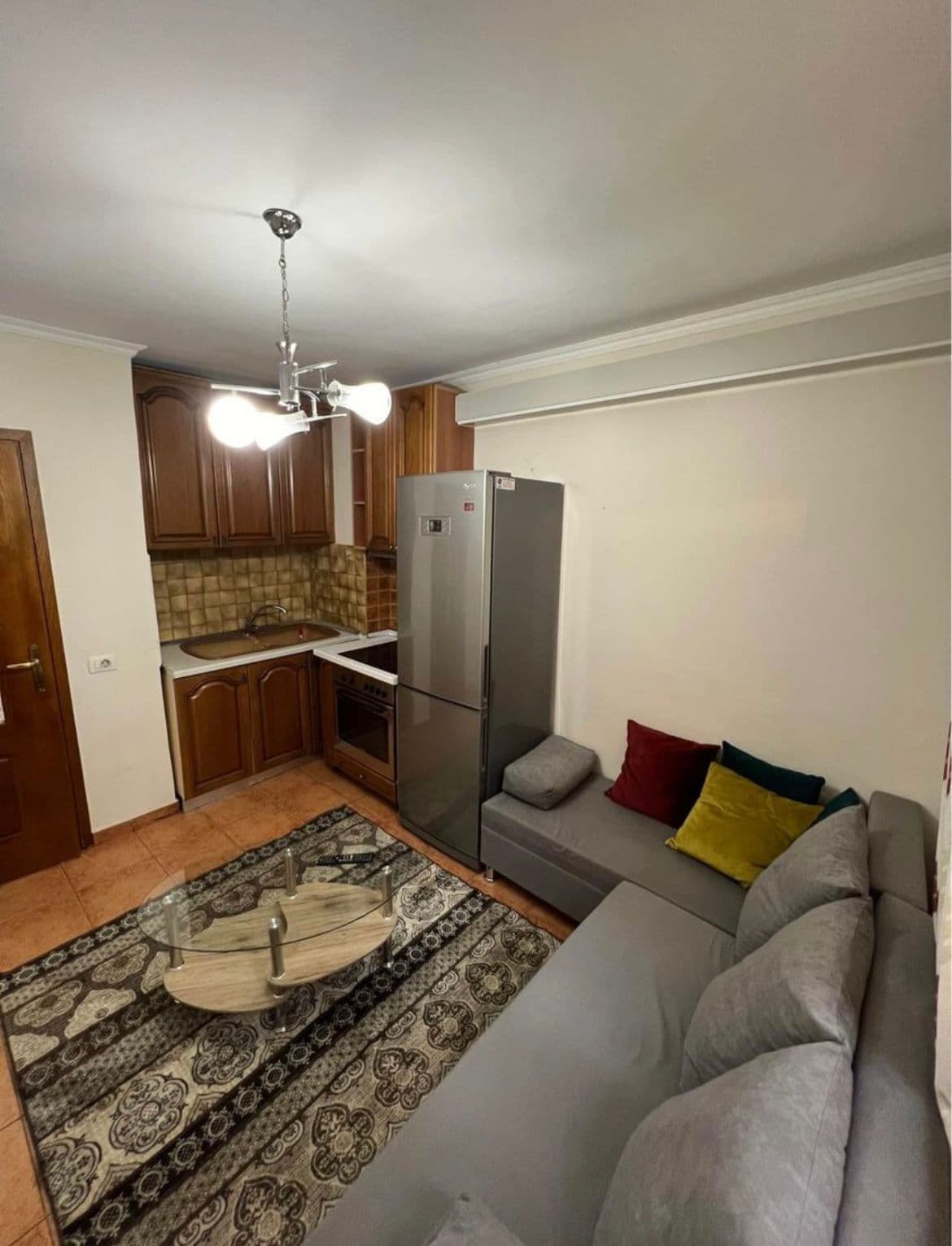 ?Jepet me qera apartament 1+1 tek "21 Dhjetori" 4