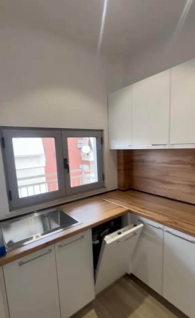 Jepet me qera apartament 3+1+2 ne Qender. 2