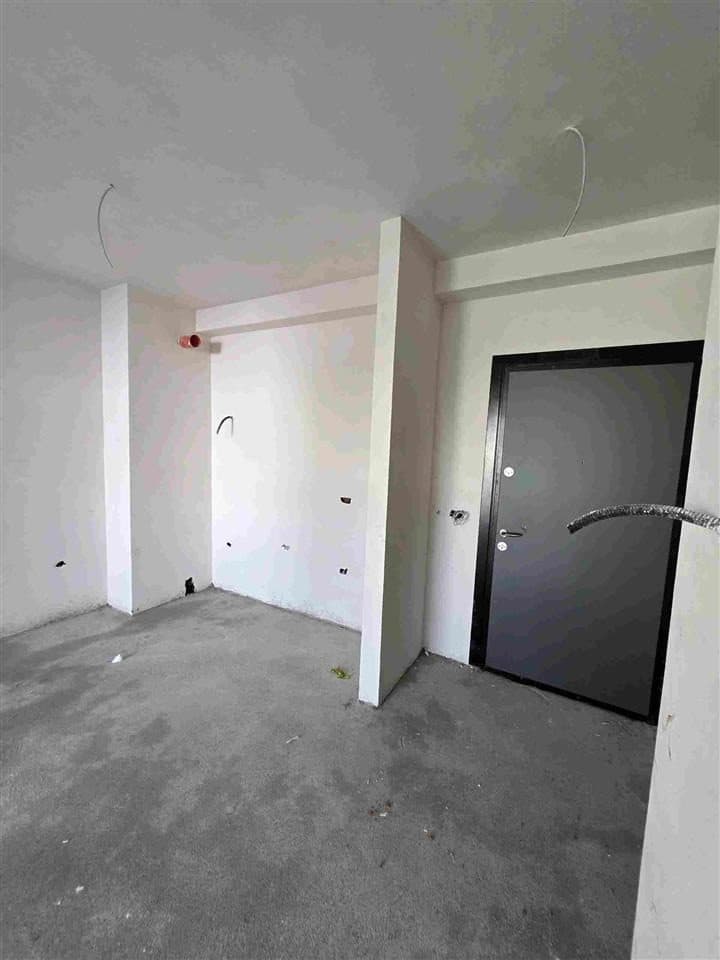 Shitet apartament 1+1 tek Rruga e Dibres 4