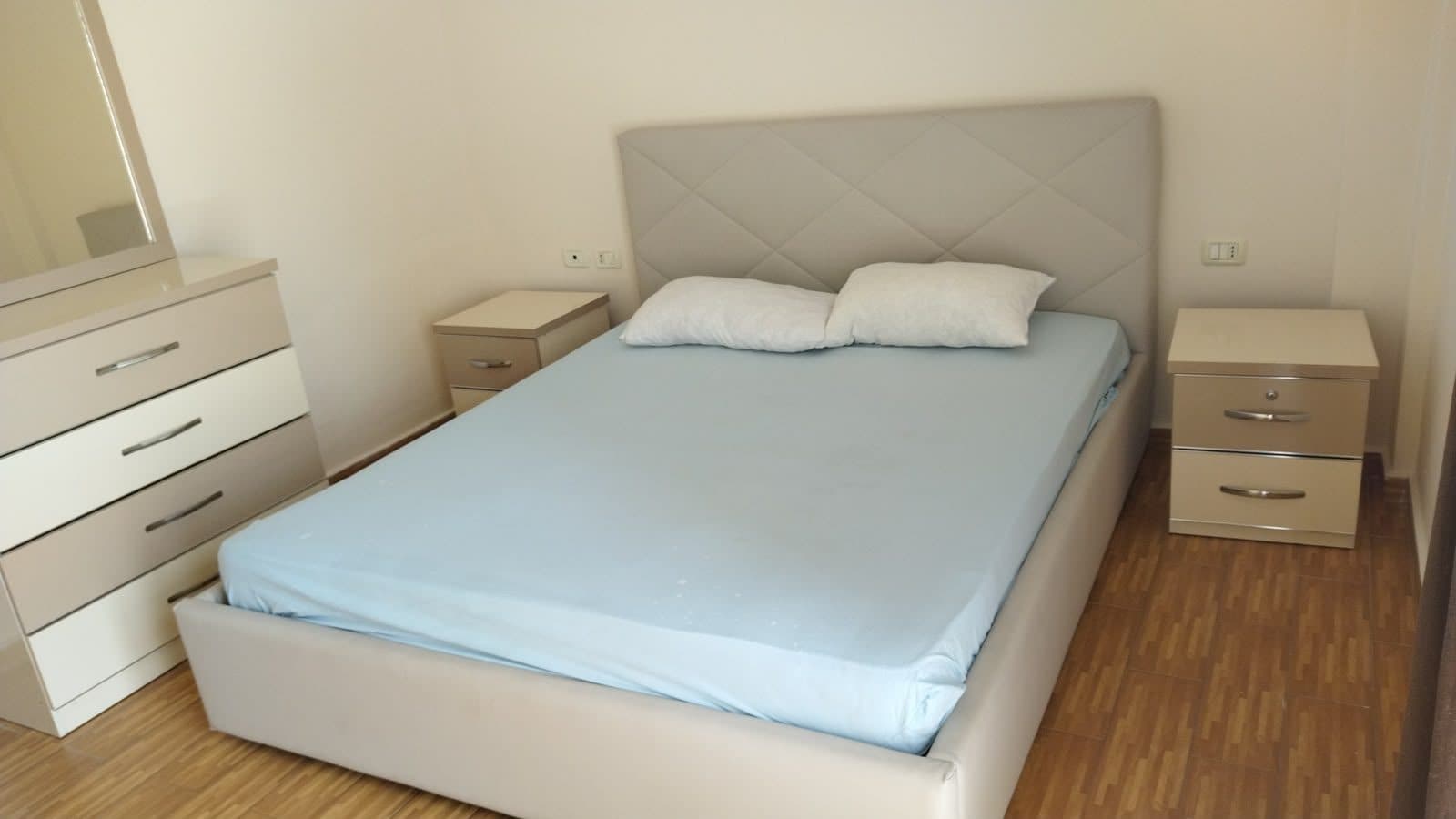 Jepet me qera apartament 1+1 tek Komuna e Parisit 3