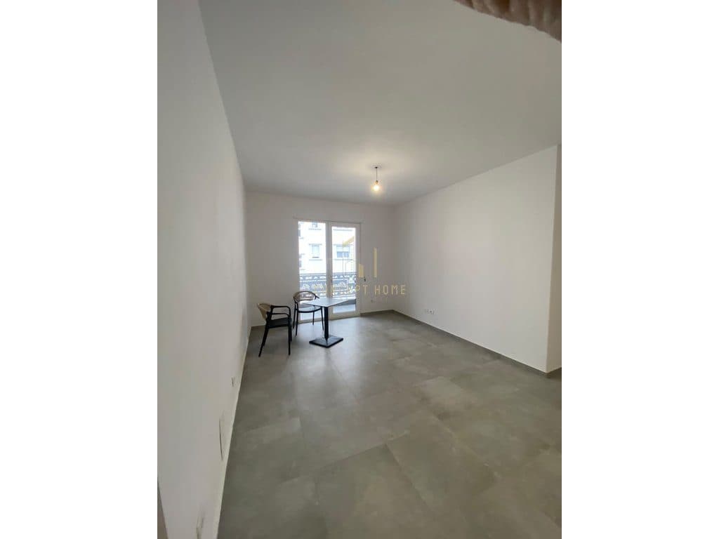 Jepet me qera apartament 2+1+2+ Post parkimi ne Kamez 3