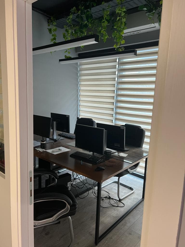 Jepet me qera ambient per Zyra i mobiluar prane 21 Dhjetorit "Square 21" 3