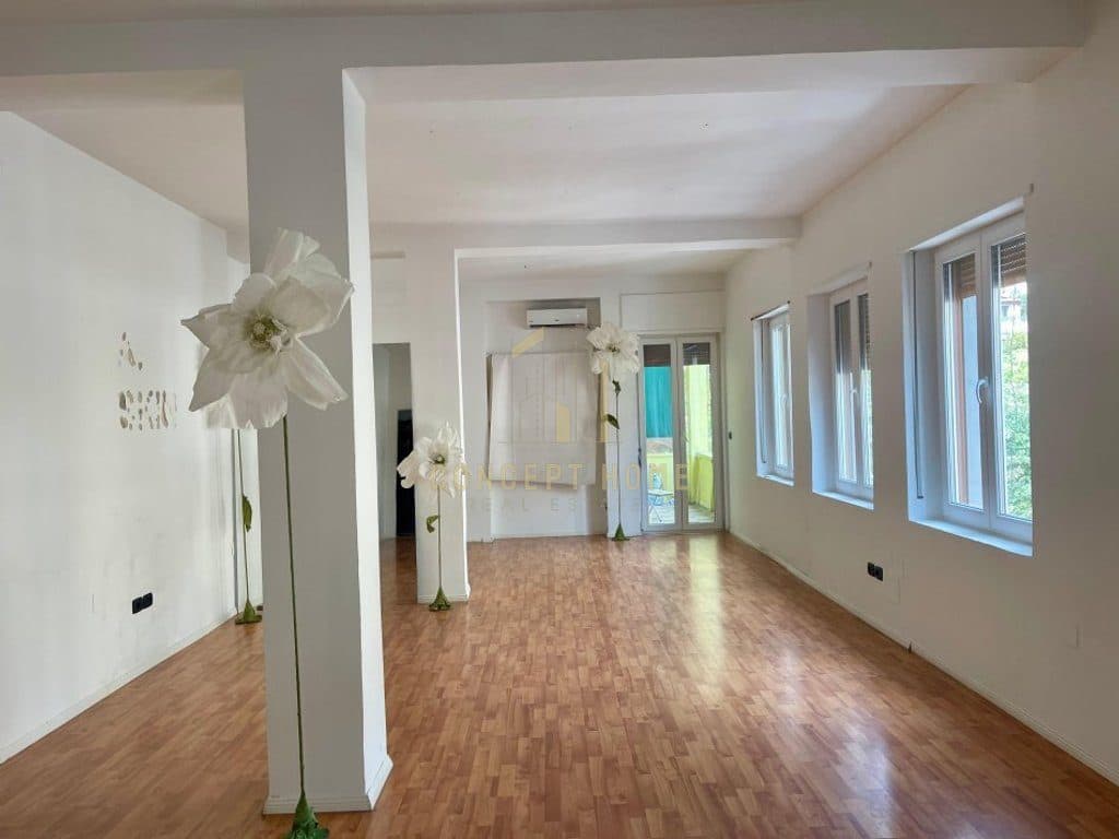 Jepet me qera ambient Biznesi ne Bllok 2