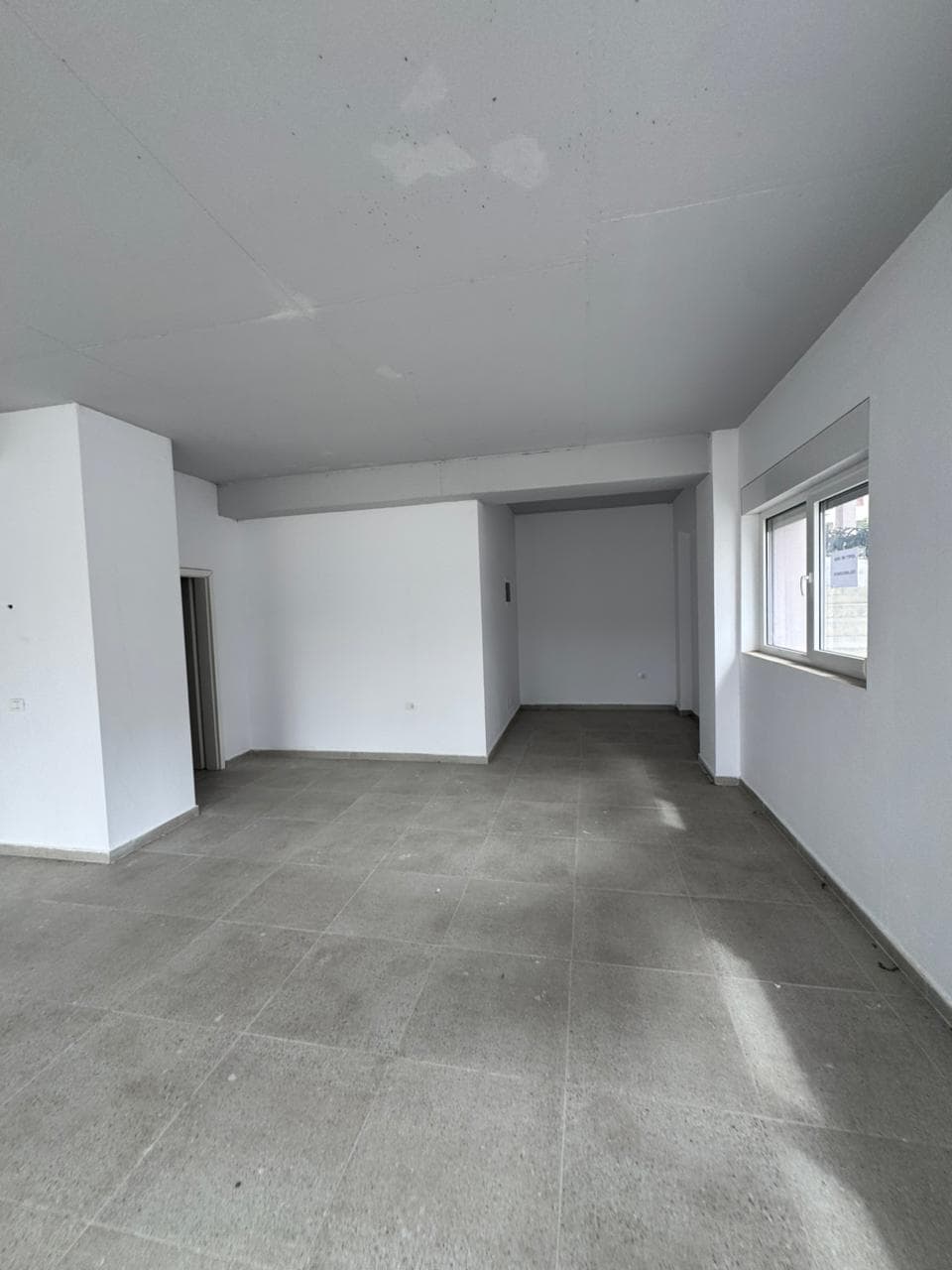 Jepet me qera ambient tek Rezidenca Mangalem 21 Siperfaqe: 85m2 Kati i 0 2