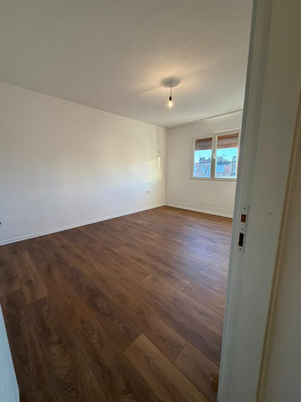 Shitet apartament 1+1 tek Pediatria 3