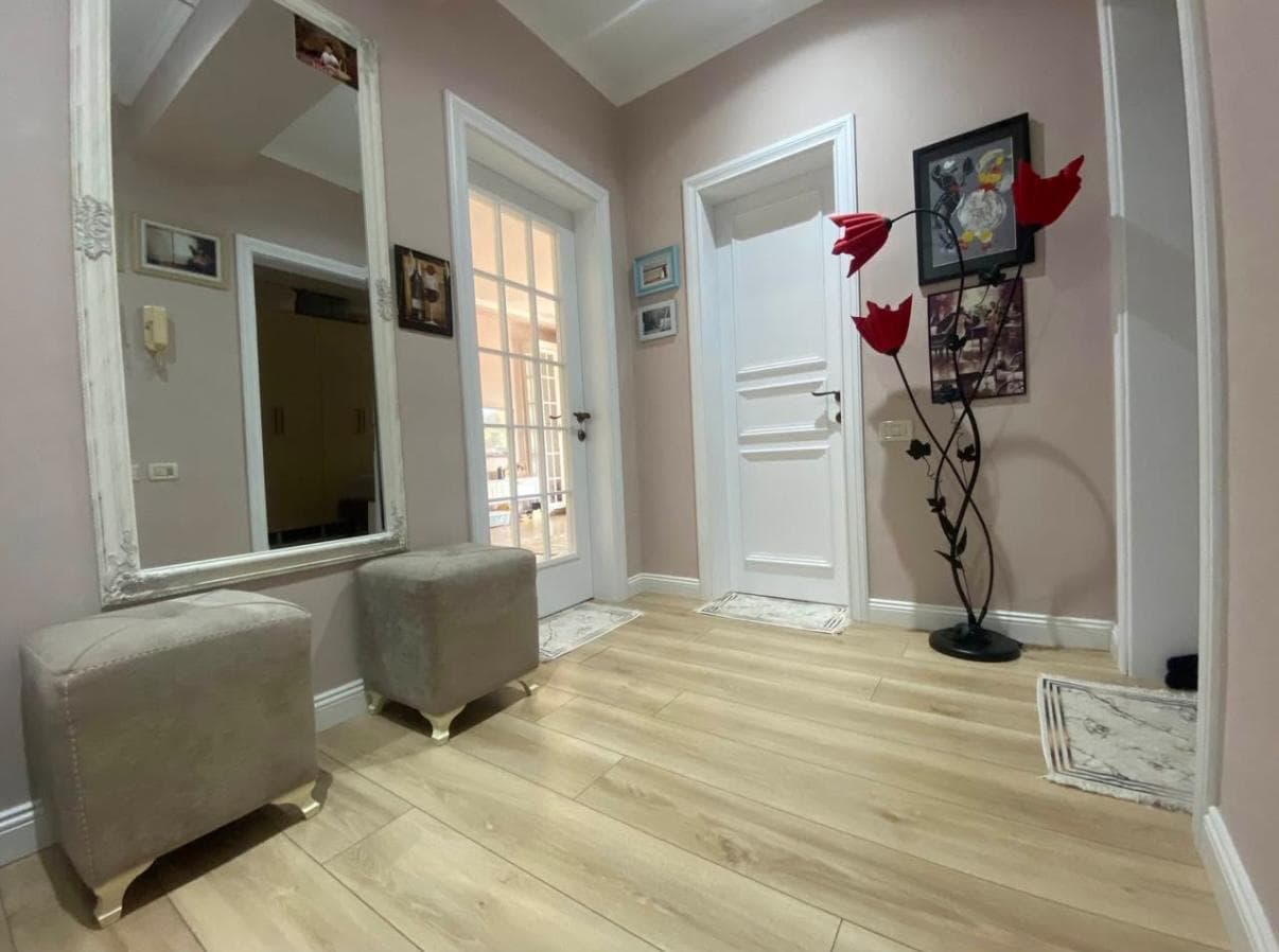 Shitet apartament 1+1 tek Ish Tregu Elektrik 4