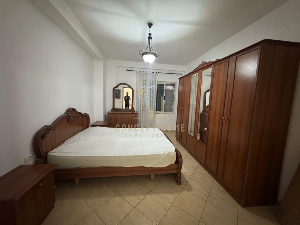 Jepet Apartament me qera 2+1+2 tek Komuna e Parisit 3