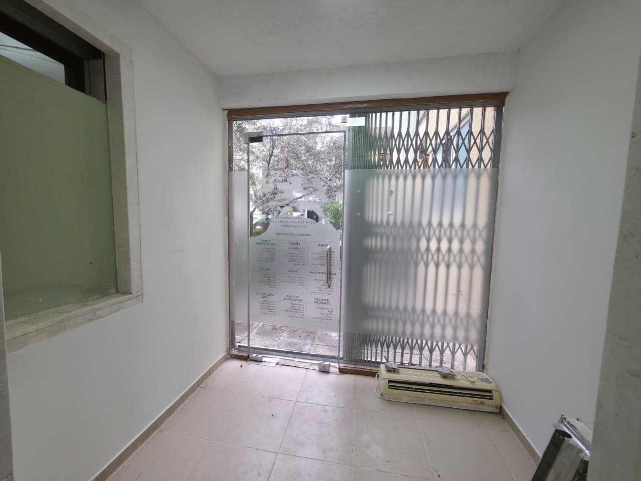 Jepet Ambient me qera Mbas Kopshtit Botanik Siperfaqja: 90 m2 Kati: 0 Organizimi: - Ambient open space - Tualet 4