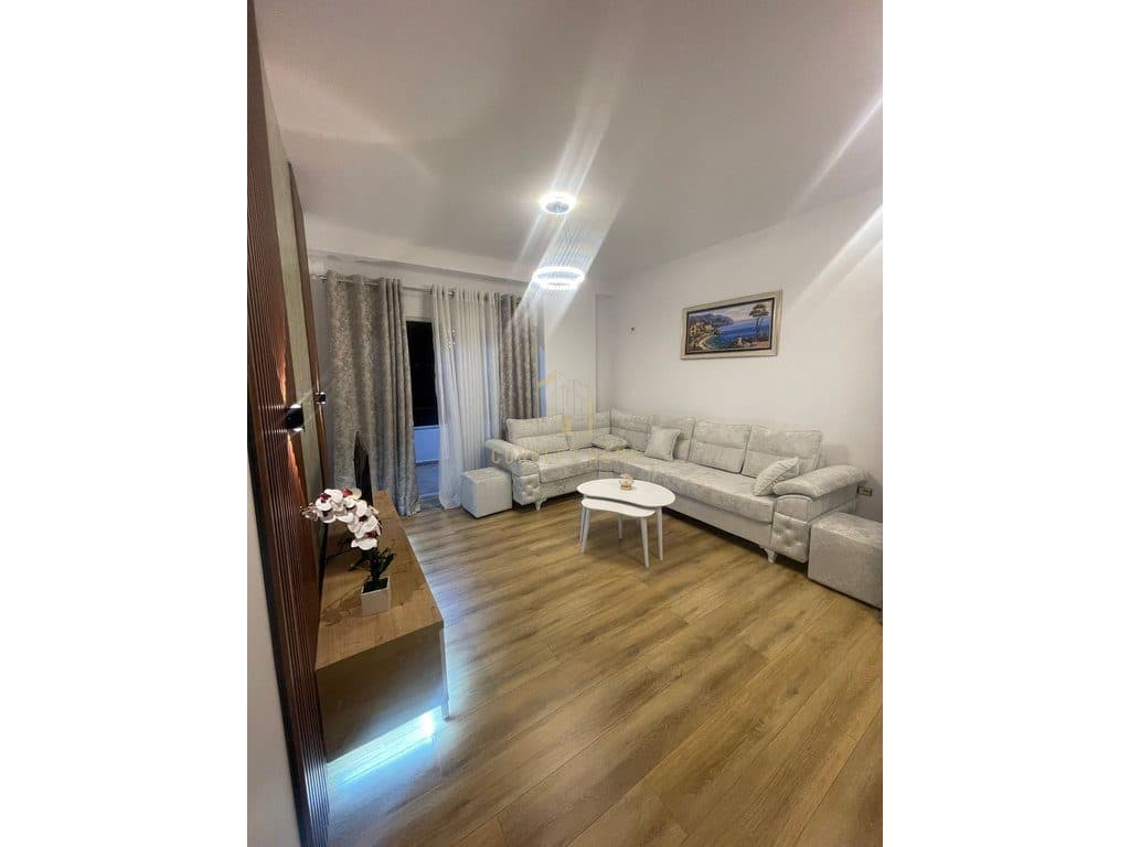 Shitet apartament 1+1 Yzberisht