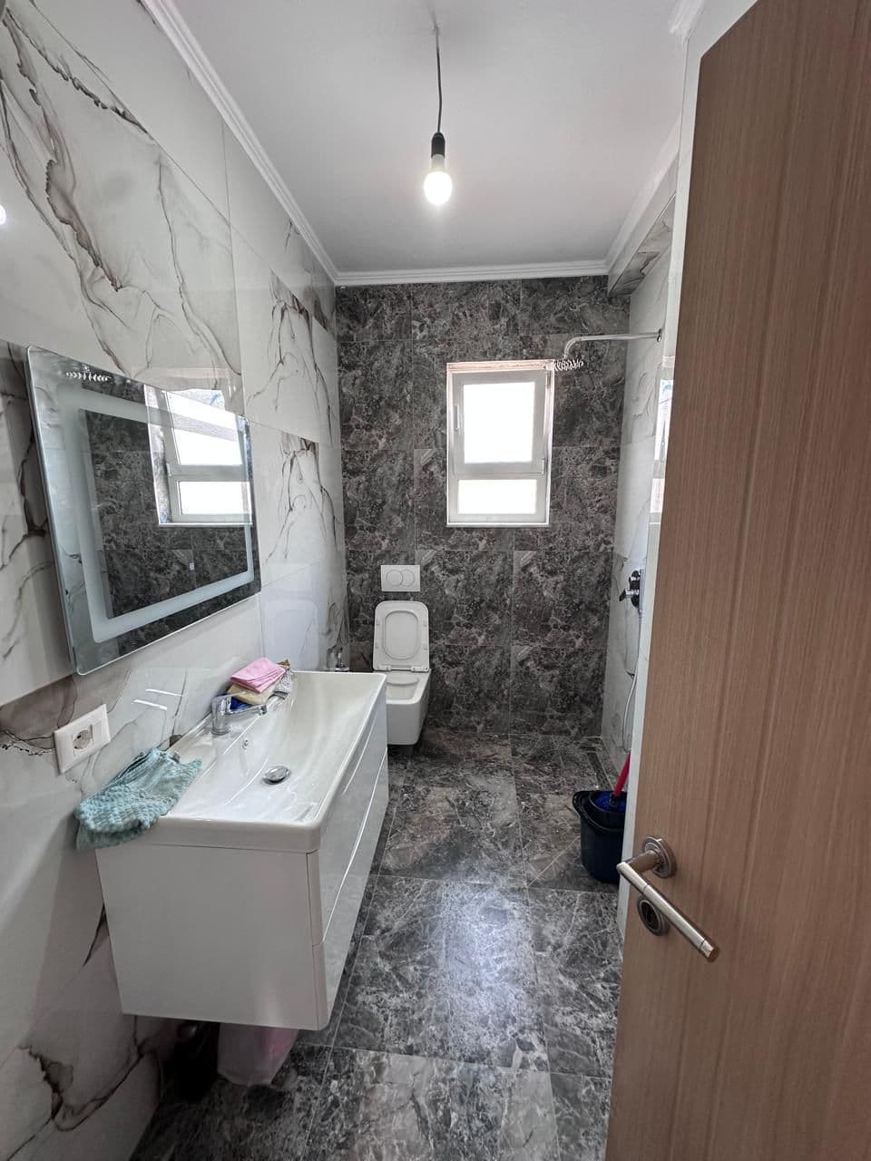 Shitet Apartament 2+1 tek Xhamlliku 3