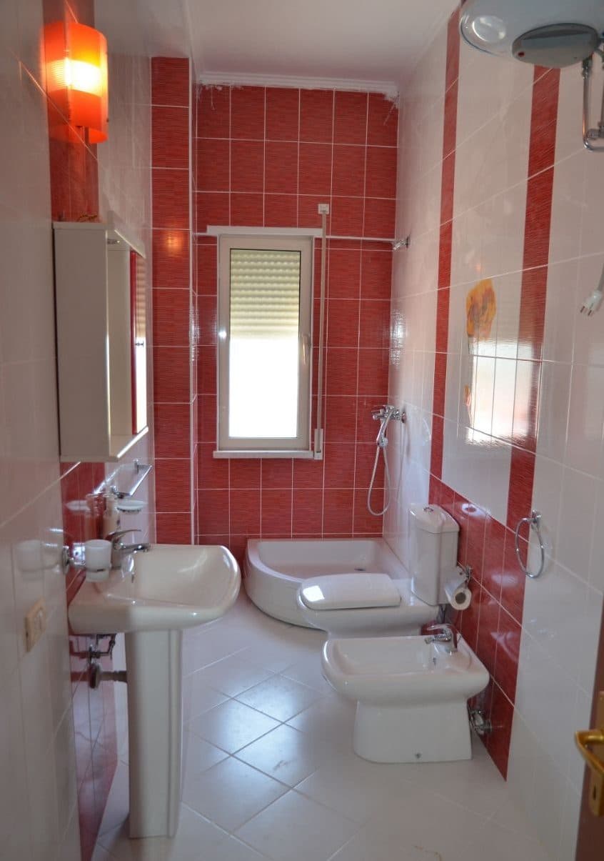 Jepet me qera Apartament 4+1+3 tek Liqeni i thate 3
