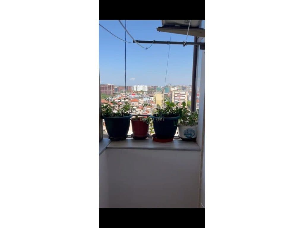 Shitet apartament 3+1+2+3 tek Rruga e Kavajes