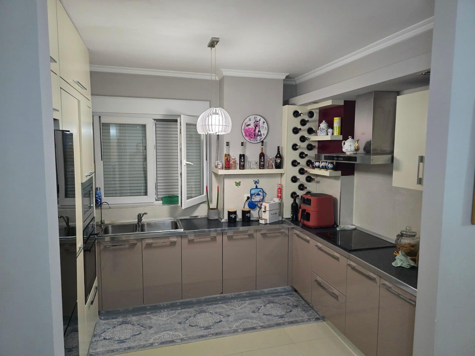 Shitet apartament 3+1 prane 21 Dhjetori 3