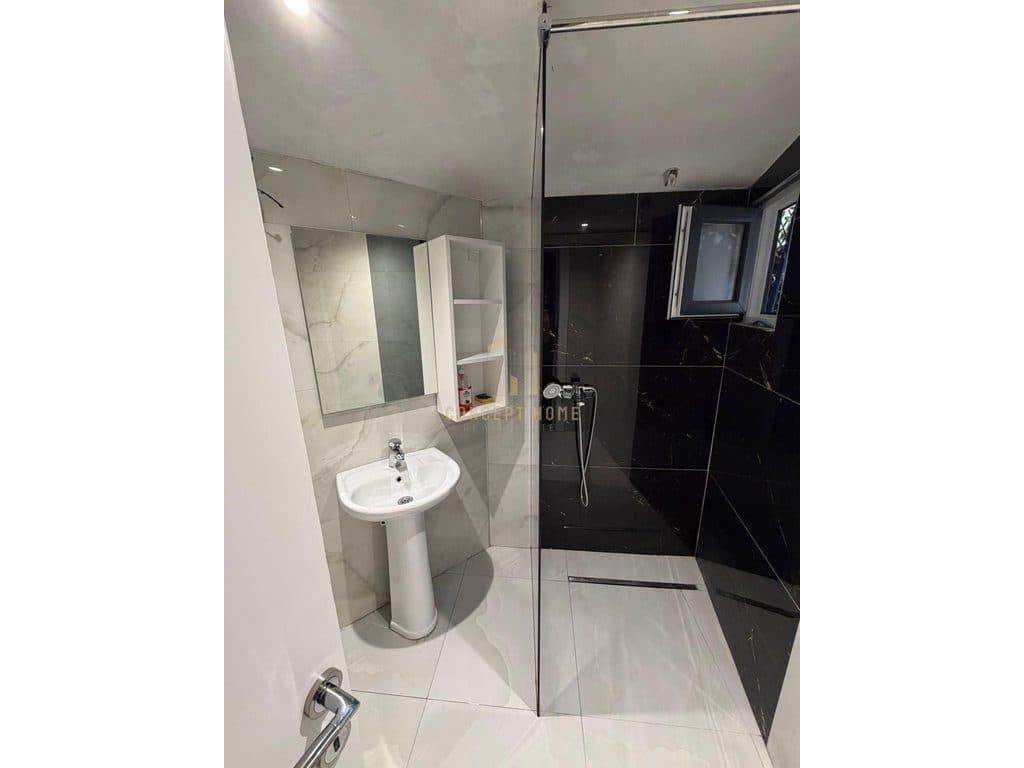 Jepet me qera apartament 1+1 tek 4