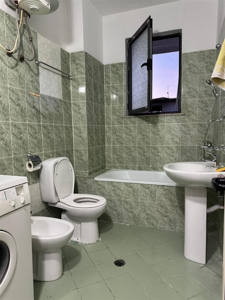 Jepet apartament me qera 2+1 Te Ish Restorant Durresi 4