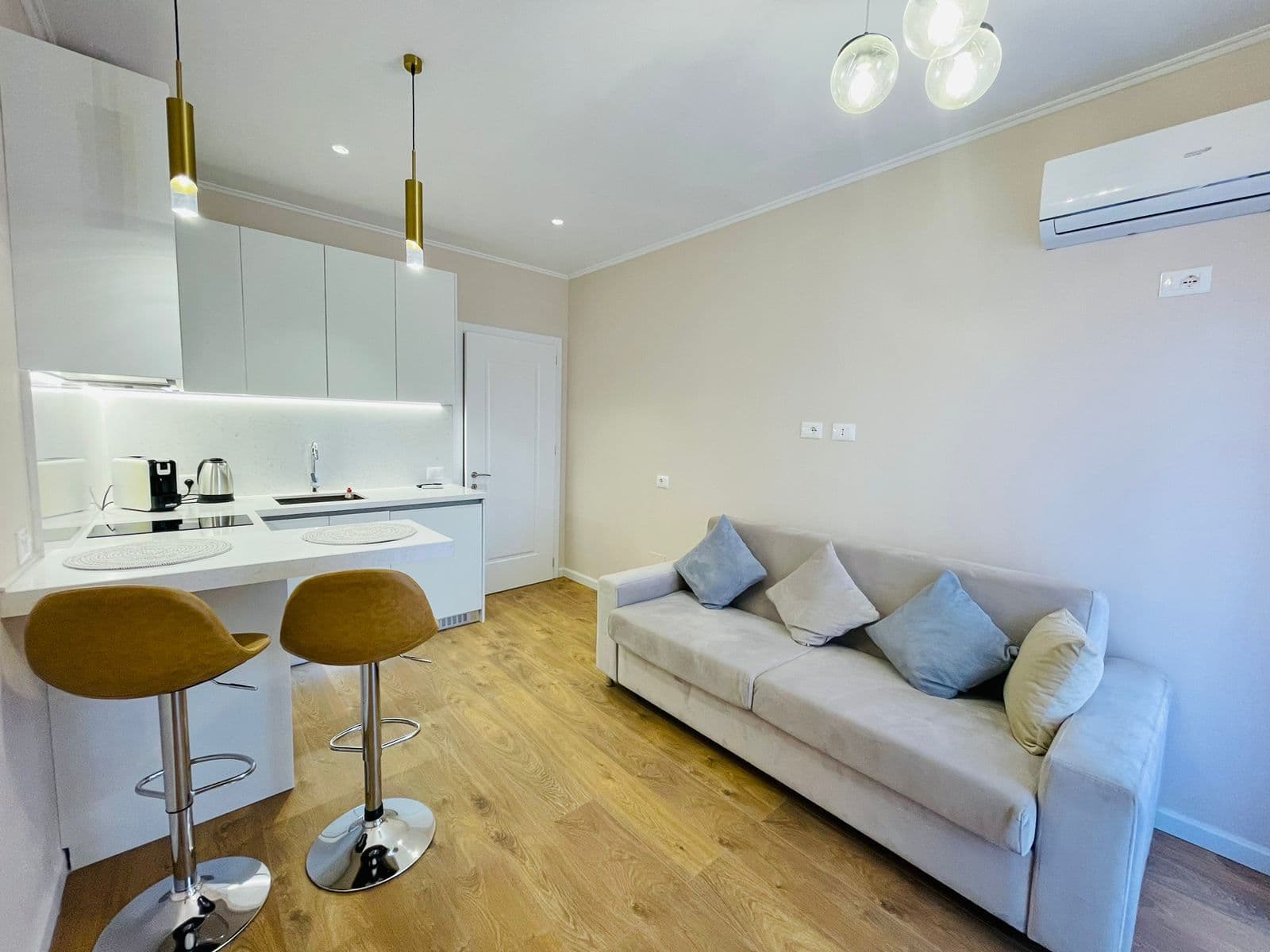 Jepet Apartament 1+1 Ne Qender