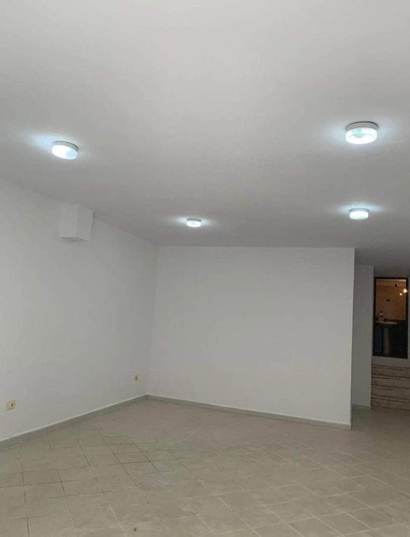 Jepet me qera ambient per biznes ne Rrugen e Bogdaneve.