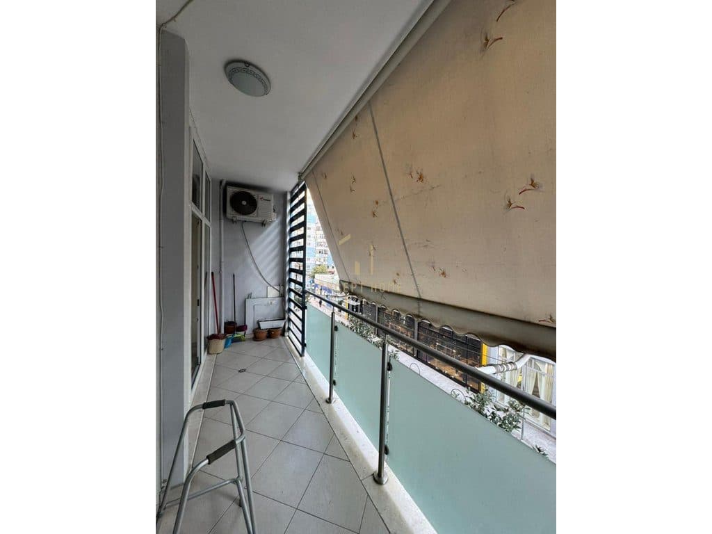 Shitet apartament 1+1 tek